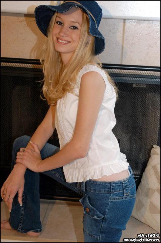 20P Pics of Dirty Aly teasing in her jeans