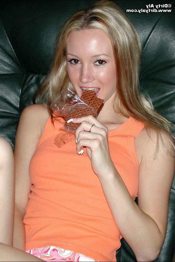 20P Pictures of Dirty Aly getting naked to get you off