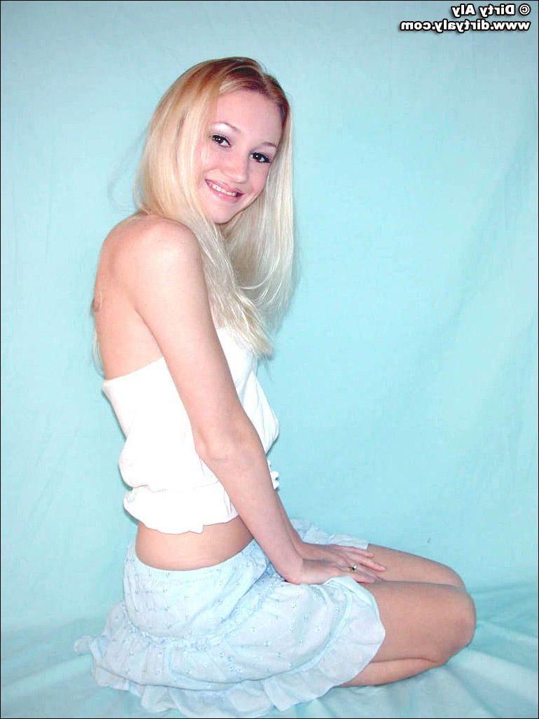 20P Pictures of Dirty Aly showing you her boobs