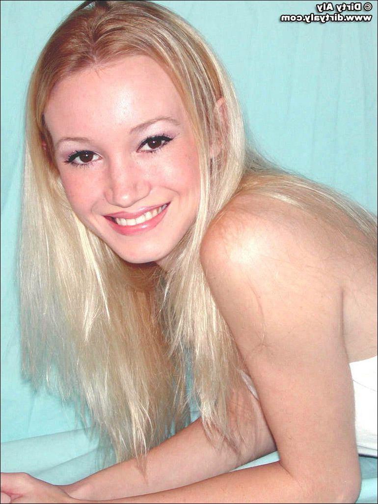 20P Pictures of Dirty Aly showing you her boobs