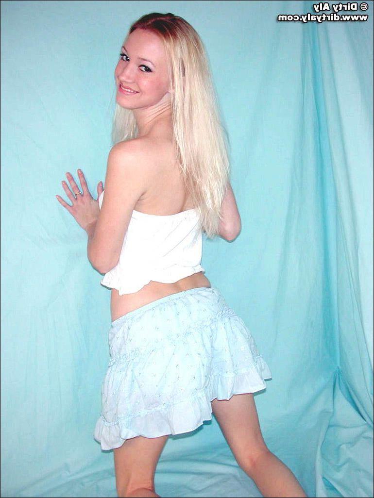 20P Pictures of Dirty Aly showing you her boobs