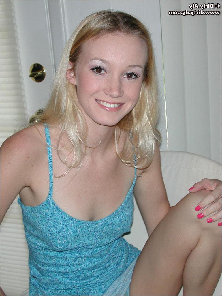 20P Pictures of Dirty Aly showing you her pussy