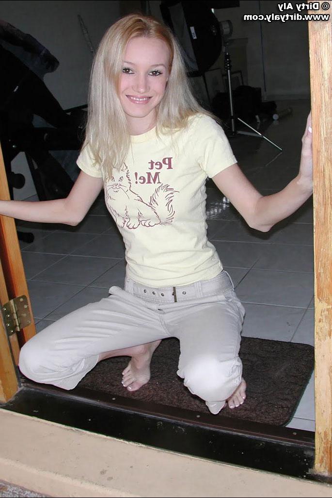 20P Pictures of Dirty Aly all ready for some hot teen sex