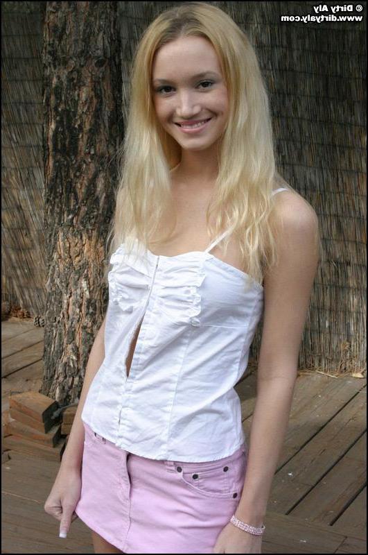 20P Bilder von Dirty Aly, wie sie sich im Wald entblößt