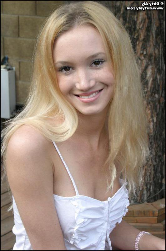20P Bilder von Dirty Aly, wie sie sich im Wald entblößt