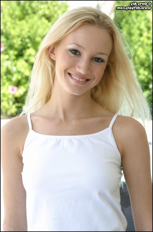 20P Pictures of teen Dirty Aly being naughty in the back yard