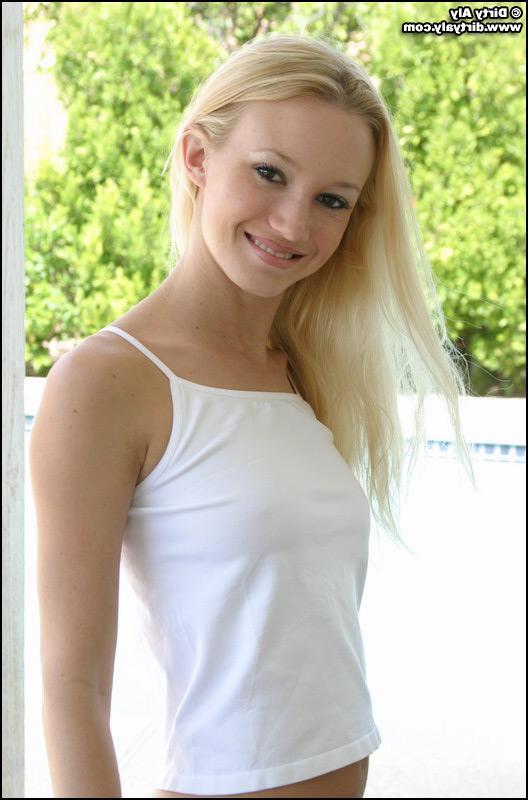 20P Pictures of teen Dirty Aly being naughty in the back yard