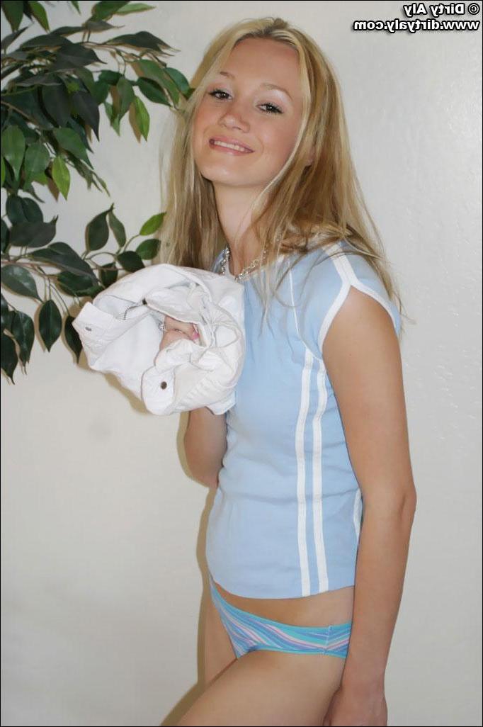 20P Pictures of teen Dirty Aly completely nude for you