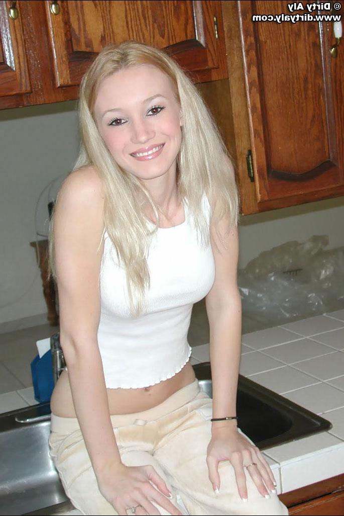 20P Pictures of Dirty Aly spreading her legs at home