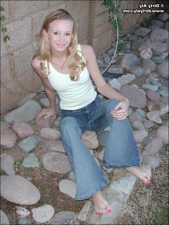 20P Pictures of Dirty Aly showing her tits and pussy outside