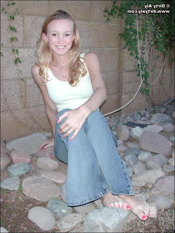 20P Pictures of Dirty Aly showing her tits and pussy outside