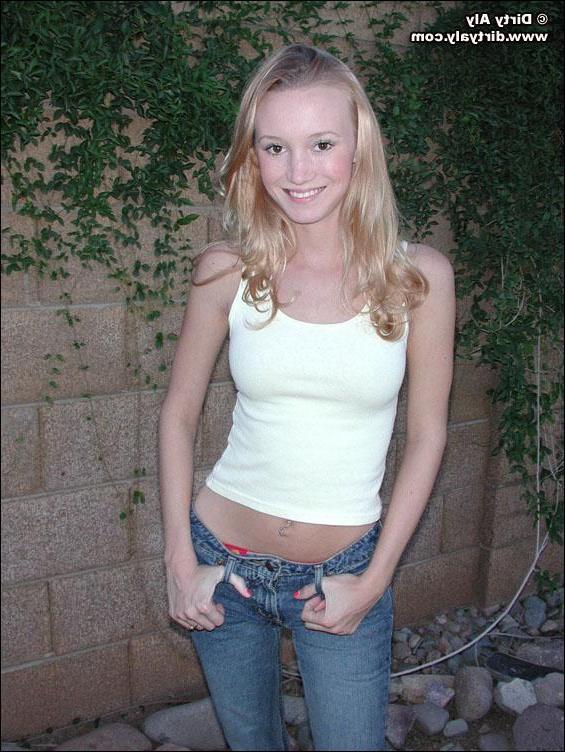 20P Pictures of Dirty Aly showing her tits and pussy outside