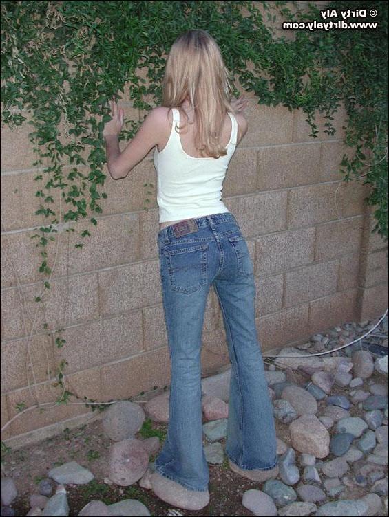 20P Pictures of Dirty Aly showing her tits and pussy outside