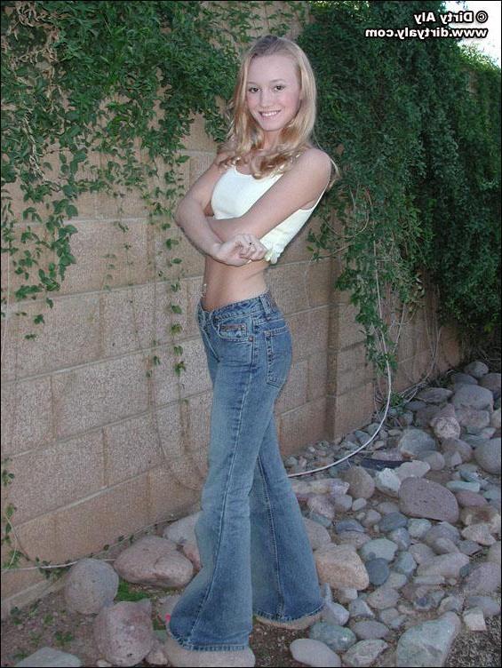 20P Pictures of Dirty Aly showing her tits and pussy outside