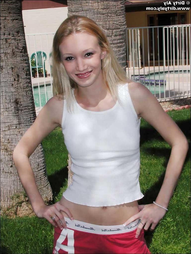 20P Pictures of Dirty Aly getting naked in the back yard