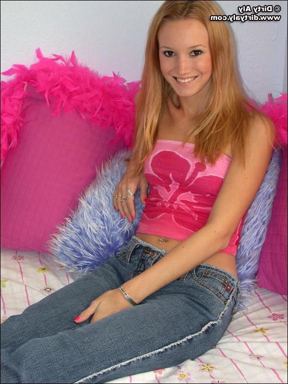 20P Pictures of Dirty Aly pleasuring her pussy with a toy