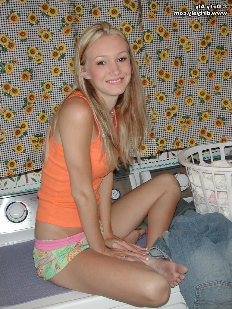 20P Pictures of Dirty Aly doing her laundry