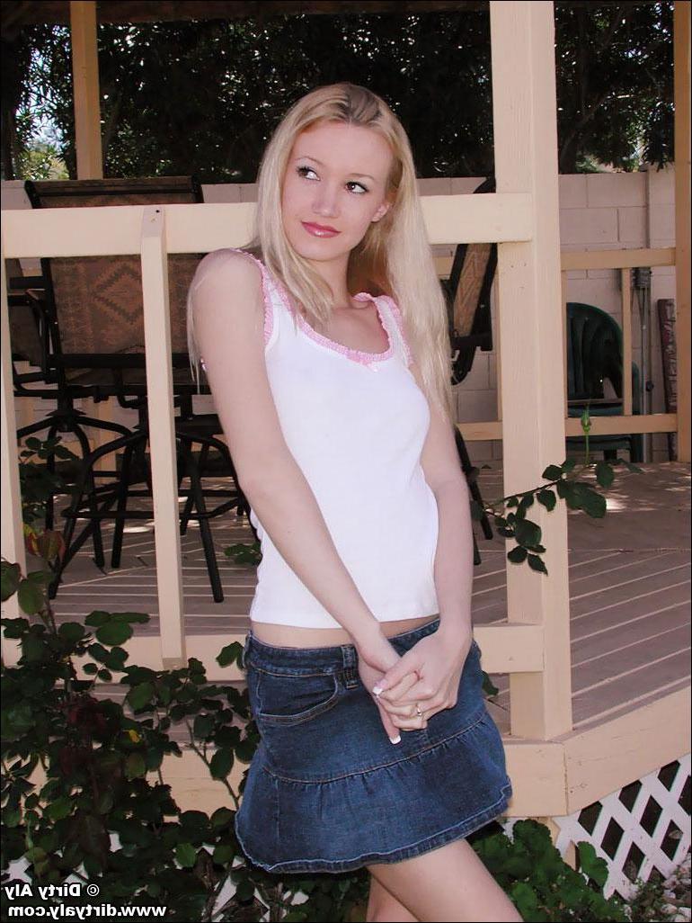 20P Pictures of Dirty Aly getting nude in the back yard