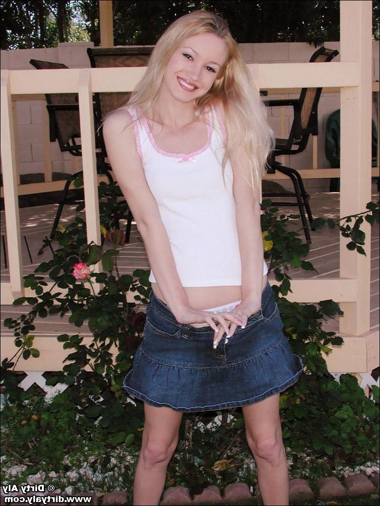 20P Pictures of Dirty Aly getting nude in the back yard