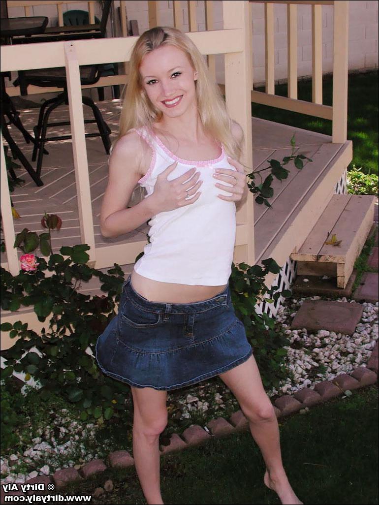 20P Pictures of Dirty Aly getting nude in the back yard