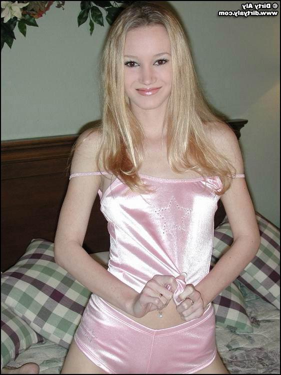 20P Pictures of Dirty Aly stripping in bed
