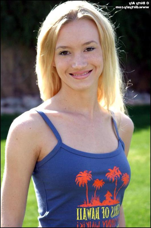 20P Pictures of Dirty Aly getting naked by the pool