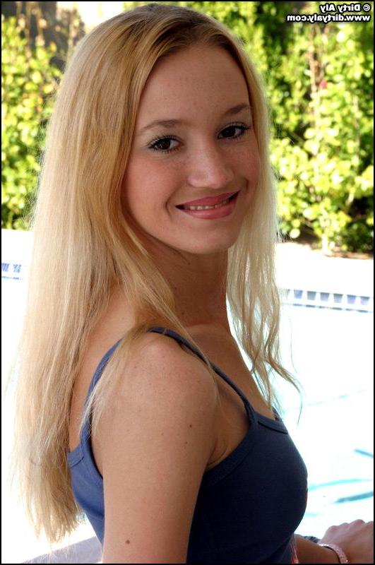 20P Pictures of Dirty Aly getting naked by the pool