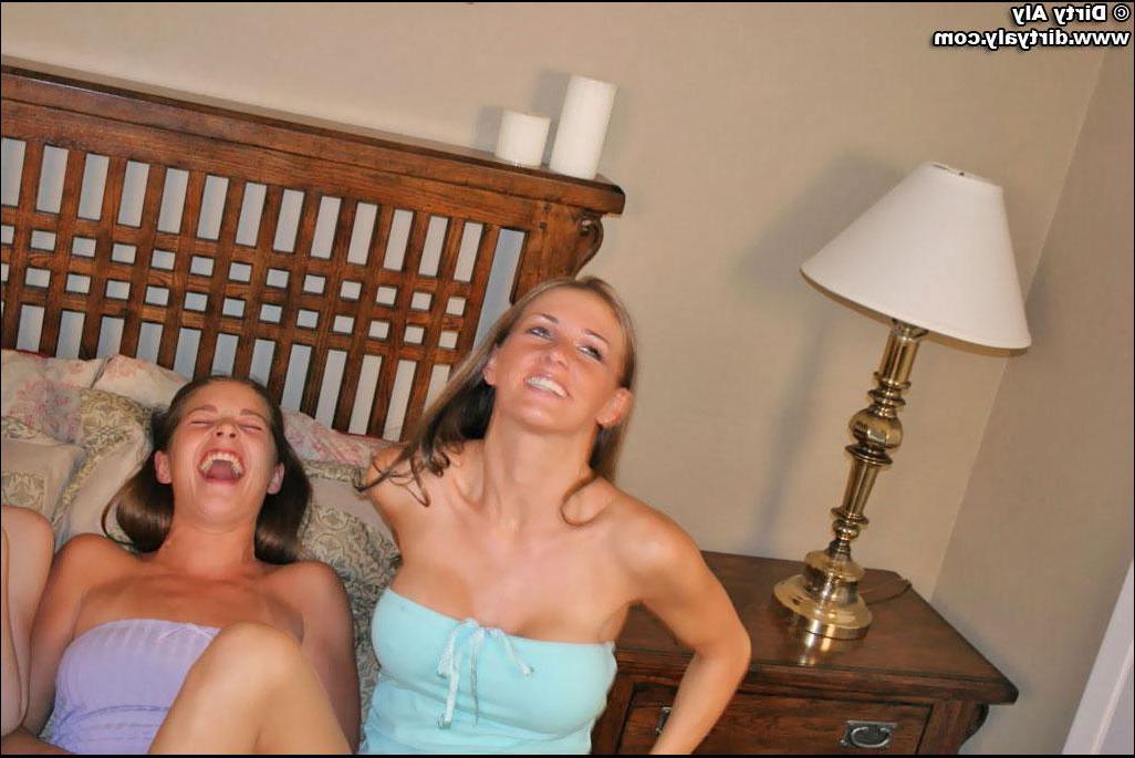 20P Four teen girls pillow fight in bed