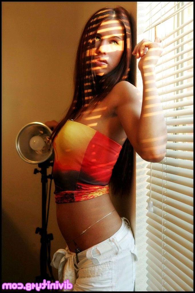 20P Pictures of Divnity 18 showing her hot ass and body