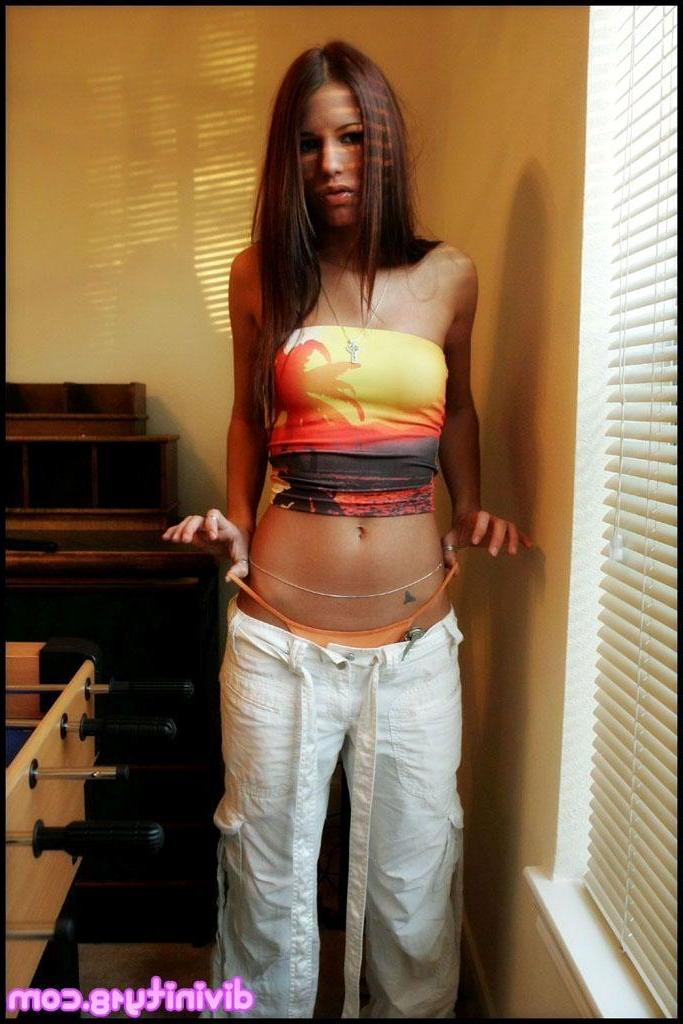 20P Pictures of Divnity 18 showing her hot ass and body