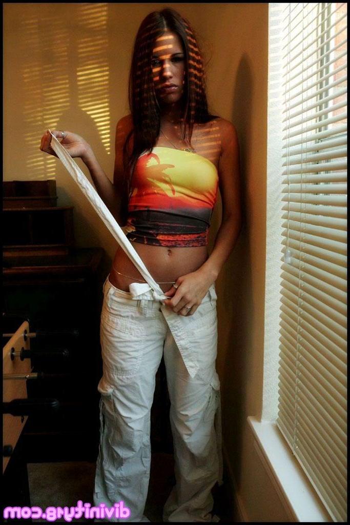 20P Pictures of Divinity 18 showing her sexy body