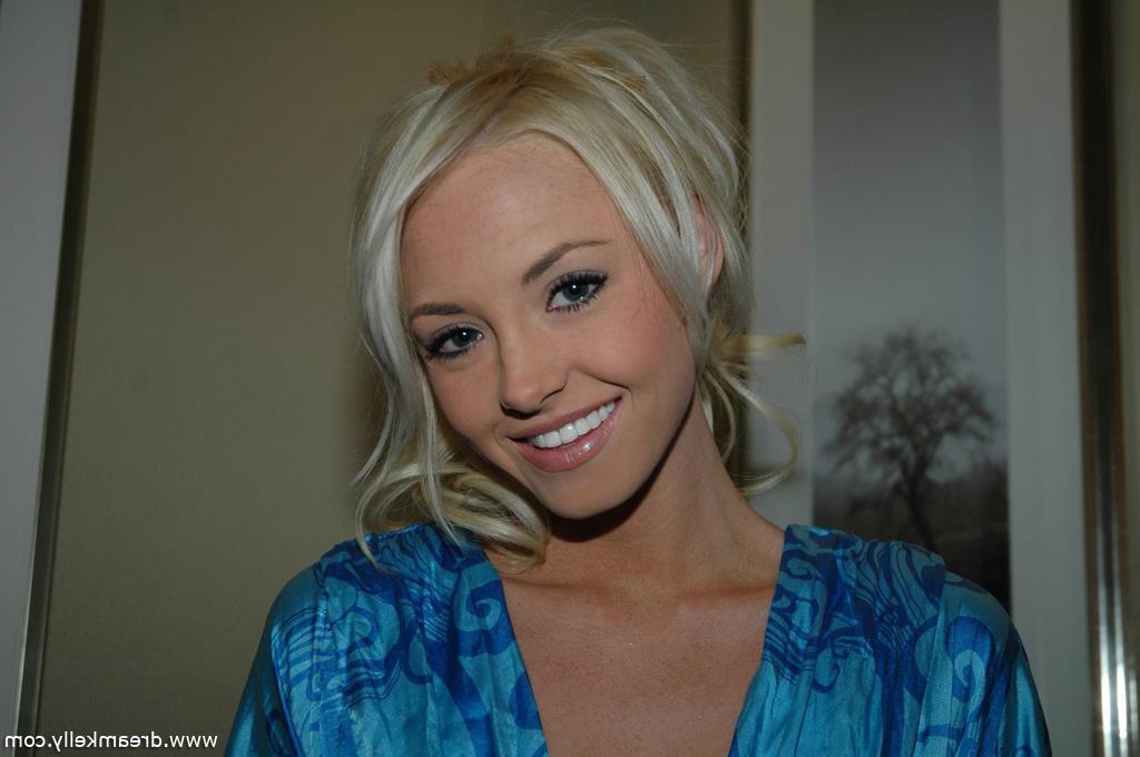 19P Pictures of Dream Kelly showing off her hot body