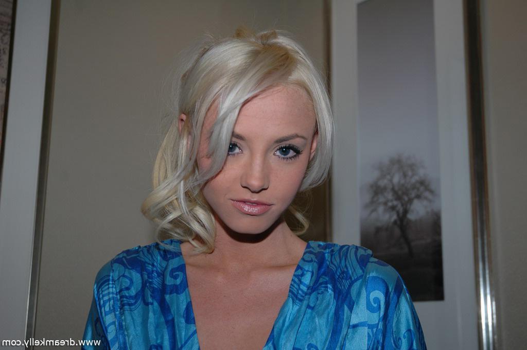 19P Pictures of Dream Kelly showing off her hot body