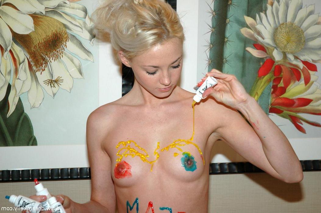 16P Pictures of Dream Kelly painting her body