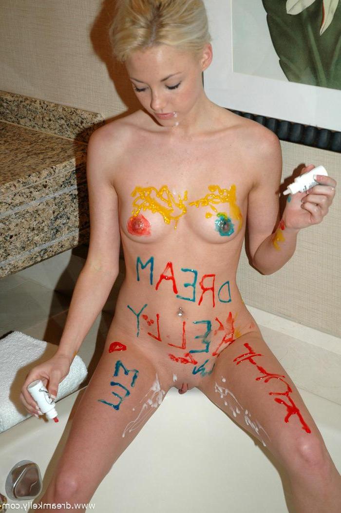 16P Pictures of Dream Kelly painting her body