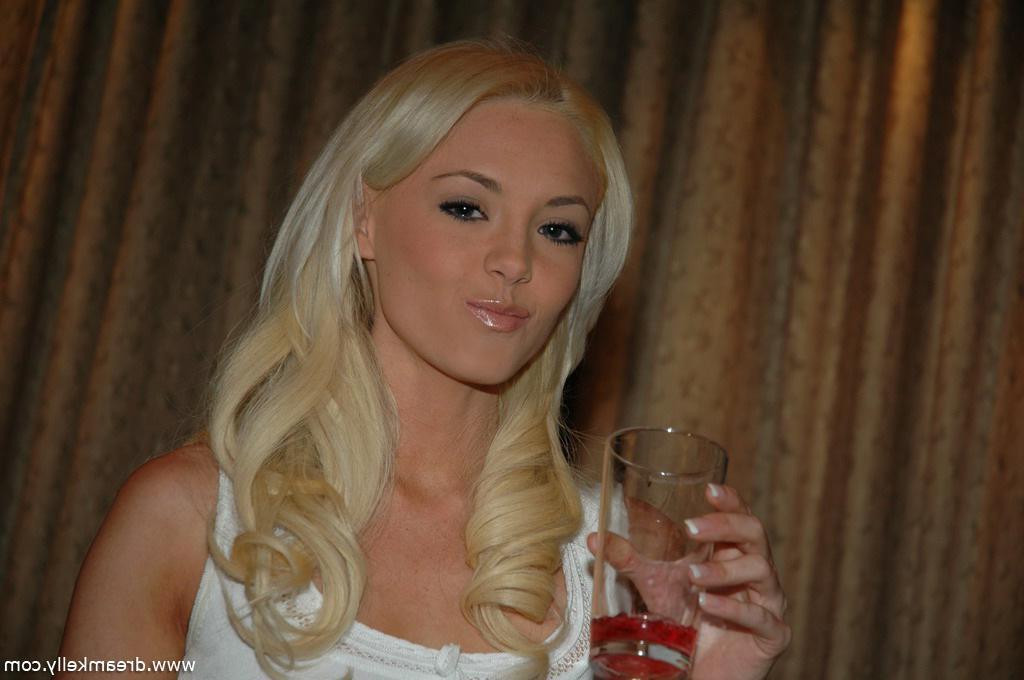20P Pictures of Dream Kelly showing you her petite teen body