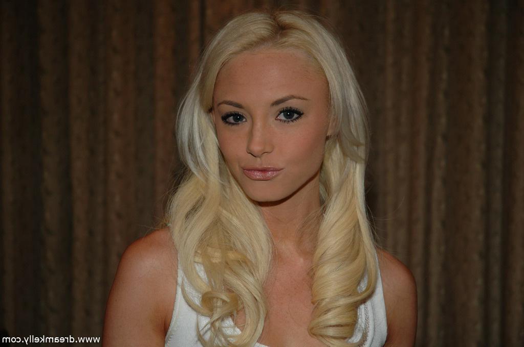 20P Pictures of Dream Kelly showing you her petite teen body