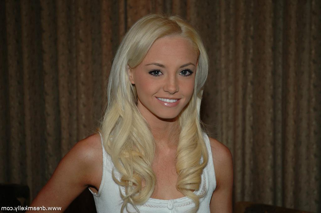 20P Pictures of Dream Kelly showing you her petite teen body