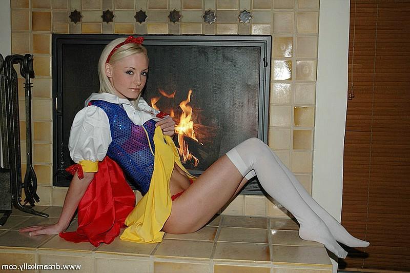 15P Dream Kelly dressed up as snow white