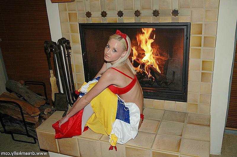 15P Dream Kelly dressed up as snow white