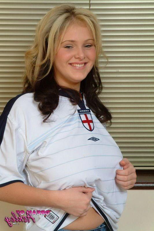 16P Pictures of teen hottie Dream Of Ashley teasing with her busty body