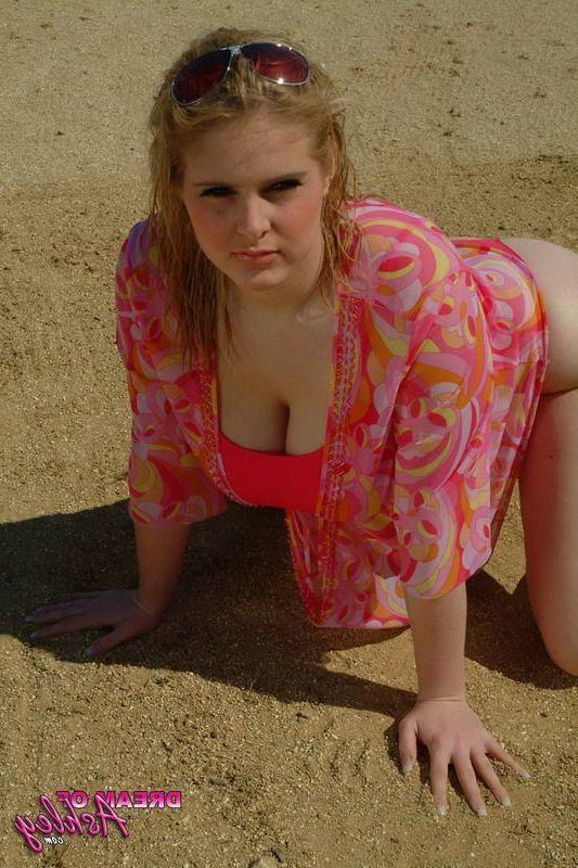16P Pictures of Dream Of Ashley showing her boobs outside