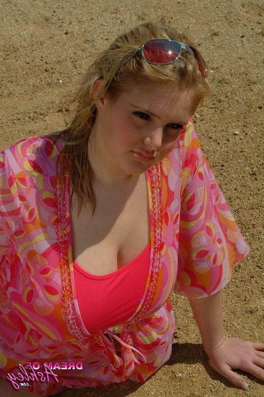 16P Pictures of Dream Of Ashley showing her boobs outside
