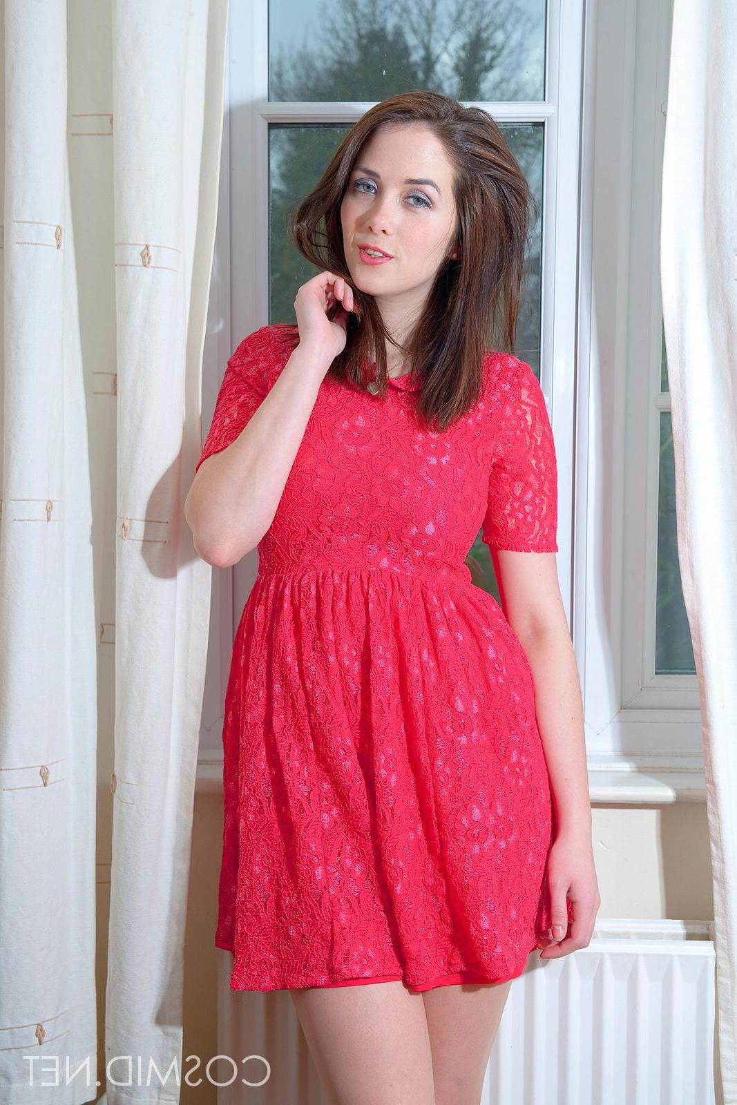 16P Pictures of Elizabeth james looking hot in her red dress