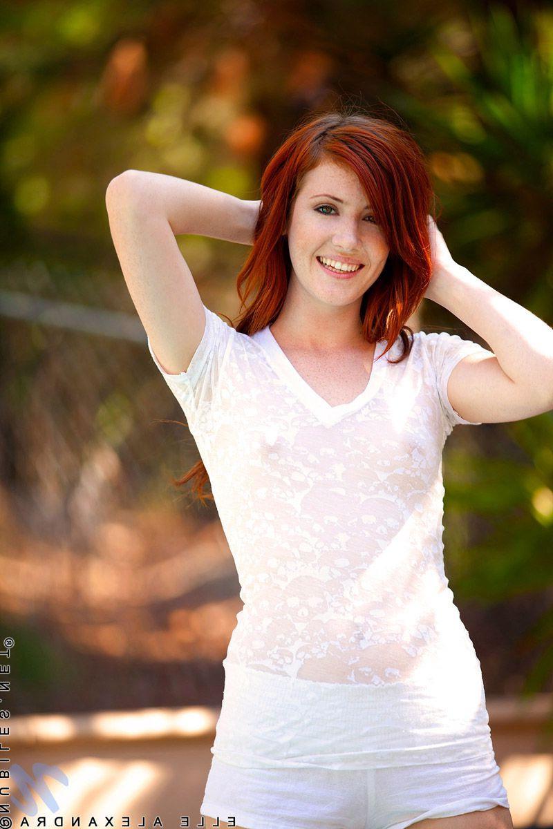 12P Pictures of Elle Alexandra flaunting her hot body