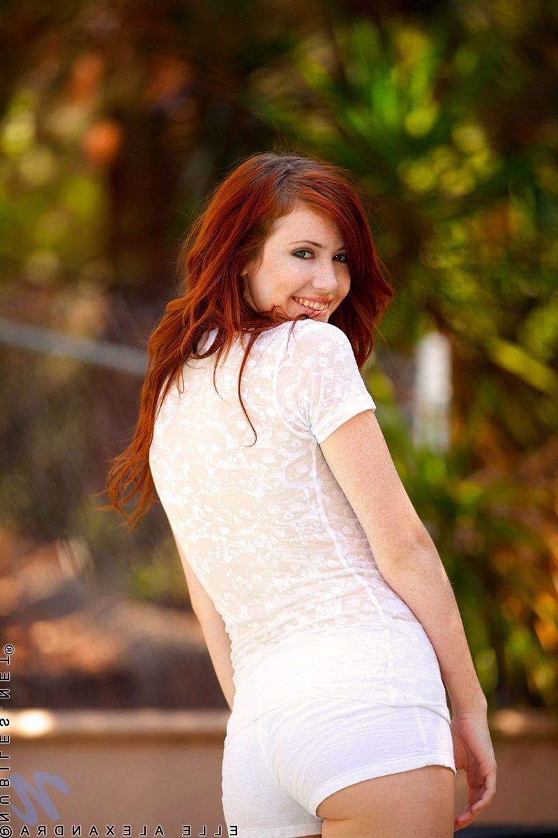 20P Pictures of Elle Alexandra teasing with her body