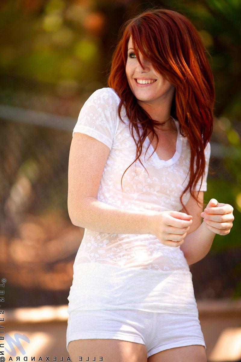 20P Pictures of Elle Alexandra teasing with her body