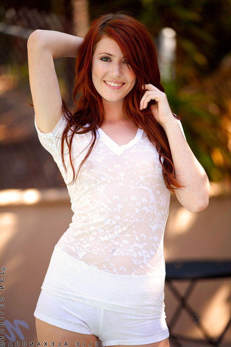 20P Pictures of Elle Alexandra teasing with her body
