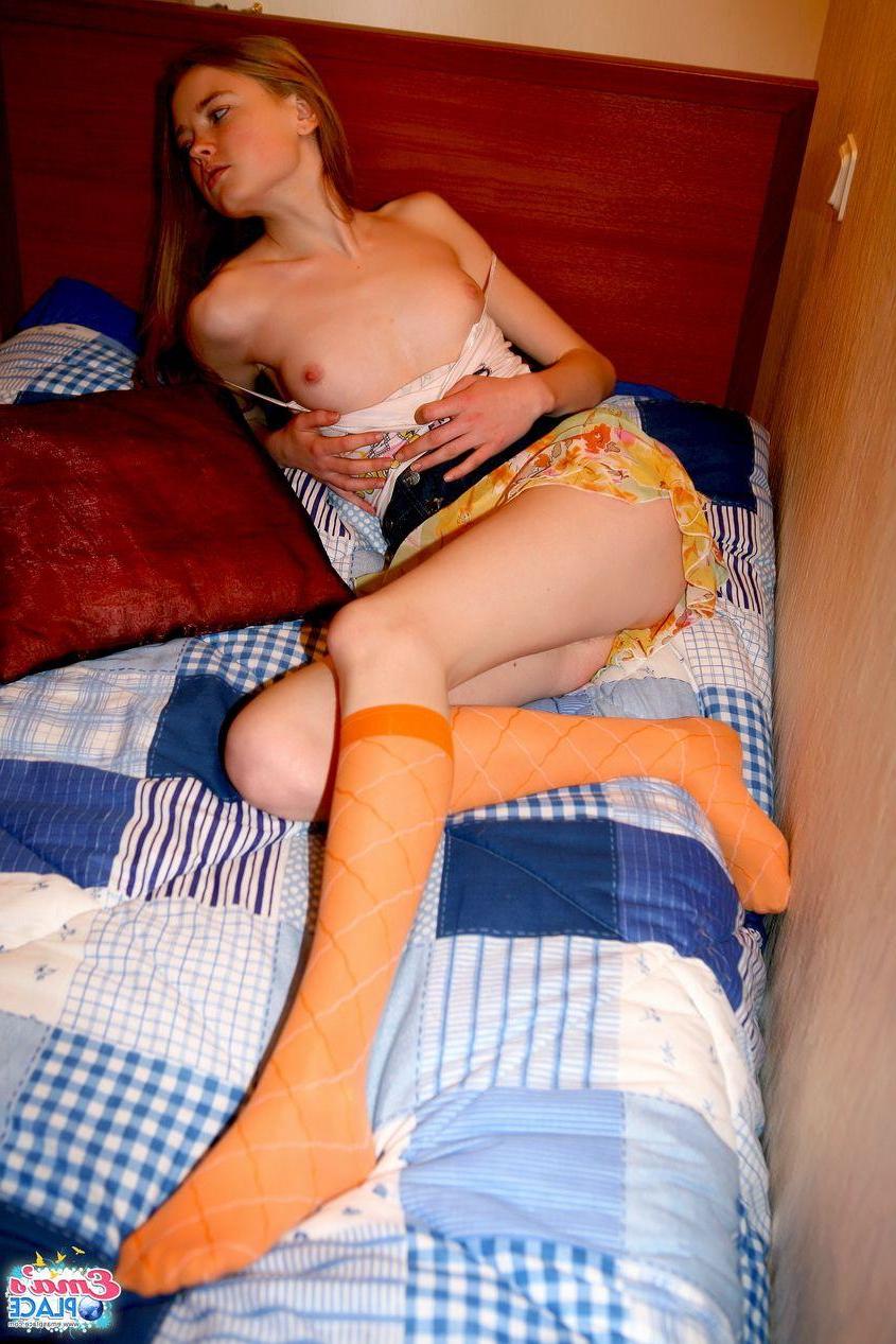 15P Pictures of teen hottie Ema's Place waiting for you in the bedroom