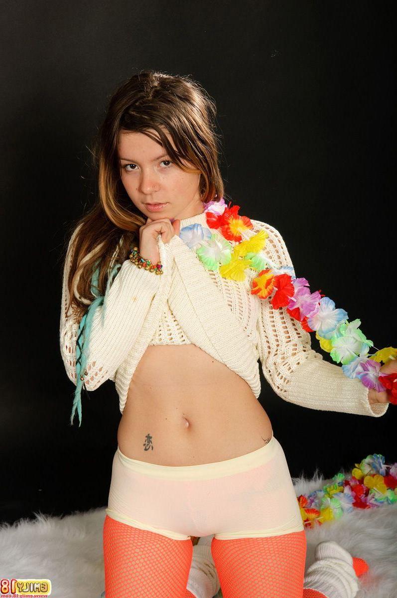 15P Pictures of Emily 18 exposing her tight body